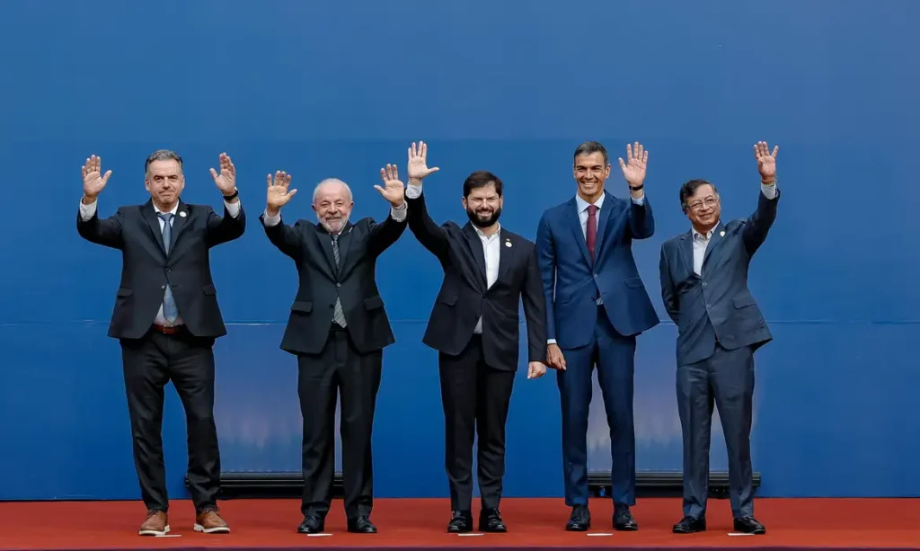 Foto-no-Chile-com-Esquerdistas-1024x613 Editorial: Quando o Roteiro da Política Flerta com a Comédia