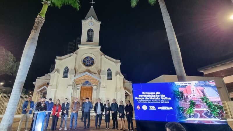 Em noite fria, Chico entrega praça revitalizada na Matriz Velha de Santo Antônio