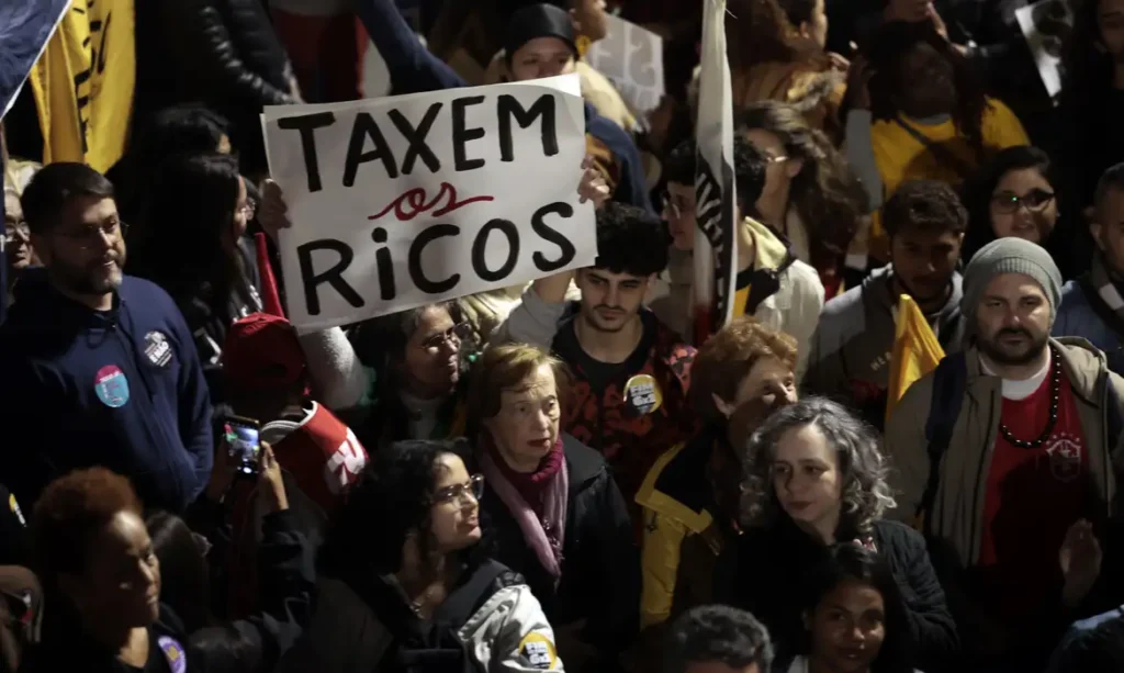 Manifestacao-Av-Paulista-1024x613 Em manifestação ideológica e equivocada na noite fria desta quinta-feira (10), milhares protestam na Avenida Paulista