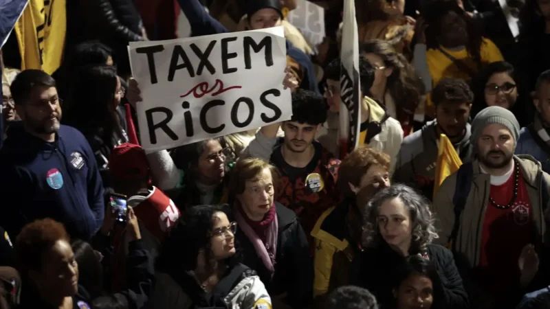 Em manifestação ideológica e equivocada na noite fria desta quinta-feira (10), milhares protestam na Avenida Paulista