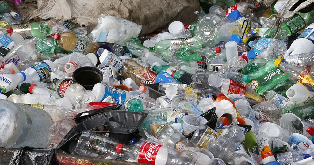 Microplasticos Microplásticos no cérebro humano podem estar ligados a aumento de transtornos mentais