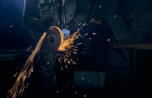 jovem-cortando-com-disco-giratorio-para-metal-com-faiscas-300x193 Vai Vendo Brasil Portal de Notícias