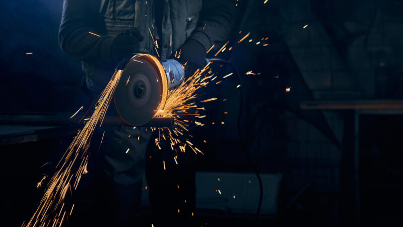 Indústria brasileira registra terceira queda seguida no faturamento e acende alerta para perda de fôlego em 2025