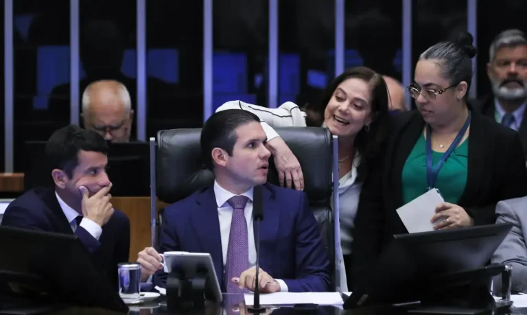 Camara-Hugo-Motta-na-Mesa-768x459 Vai Vendo Brasil Portal de Notícias