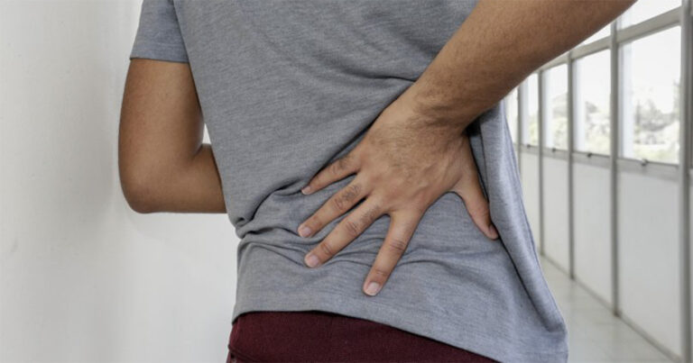 Rolo de massagem reduz esforço e traz ganhos de mobilidade em casos de dor lombar crônica