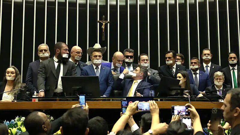 Oposição ocupa plenários por anistia a 8/1 e impeachment de Moraes