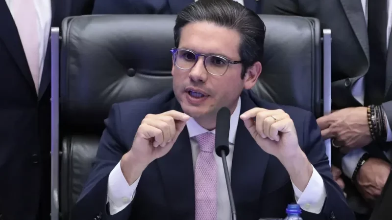 Deputado Hugo Motta emprega caseiro da fazenda como assessor parlamentar desde 2019, revela investigação