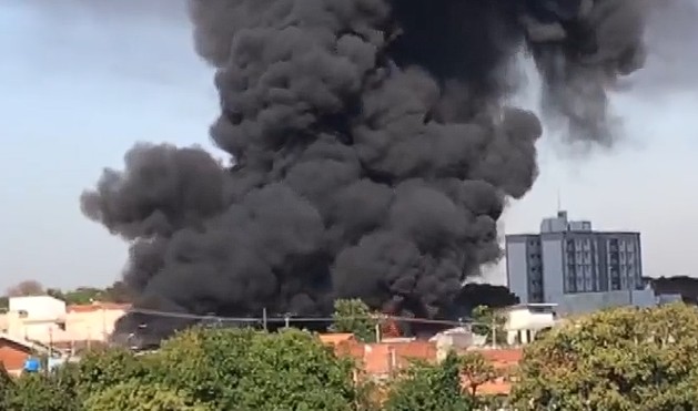 Incêndio destrói fábrica de colchões no bairro Cidade Jardim em Americana