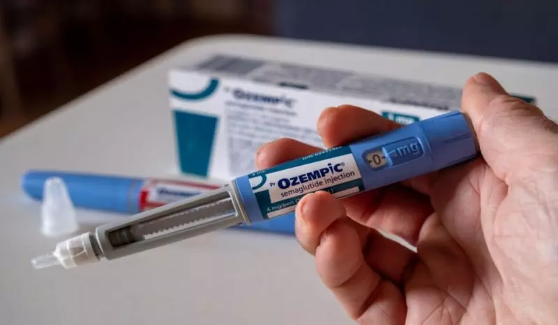 caneta-ozempic-na-mao-de-uma-pessoa-800x467-1 Inclusão de canetas emagrecedoras no SUS é rejeitada pelo Conitec