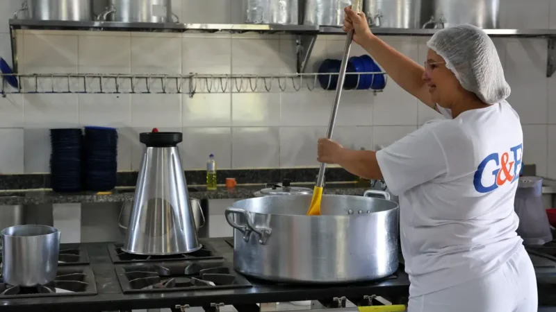 Ceará sanciona lei que zera ultraprocessados  na merenda até 2027