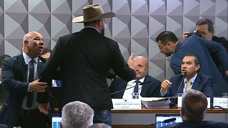 Tumulto na CPMI do INSS: advogado do “Careca” entra em confronto com deputado Zé Trovão