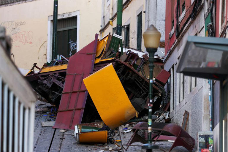 Elevador-da-Gloria Descarrilamento do Elevador da Glória deixa 16 mortos em Lisboa e gera comoção nacional