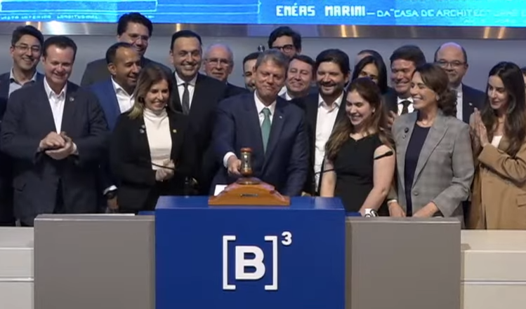 Tarcísio sela leilão do túnel Santos–Guarujá ao lado de Alckmin após defender anistia em Brasília; Lula evita exposição em SP