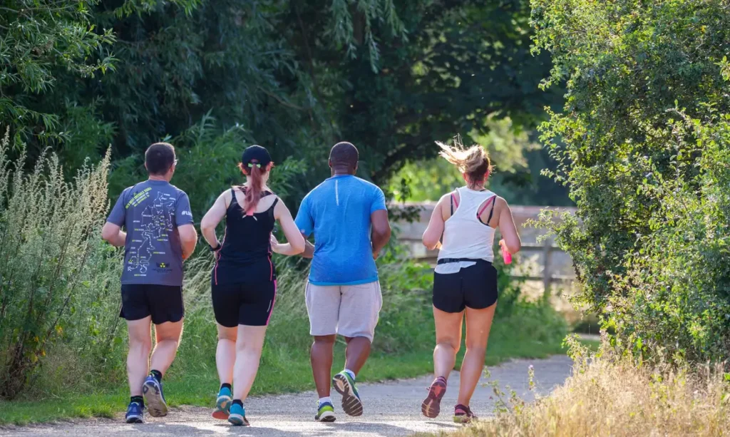 running-on-a-path-4358895-1024x613 Lombalgia é segunda maior causa de consultas médicas