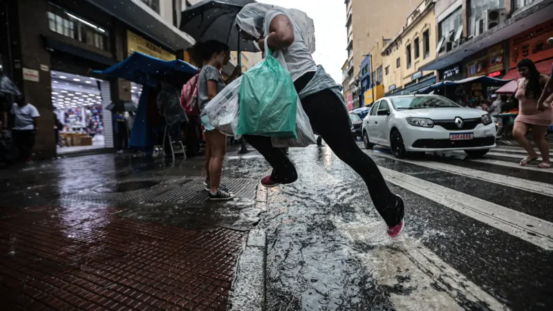 Frente fria muda o tempo e favorece chuvas no estado de São Paulo
