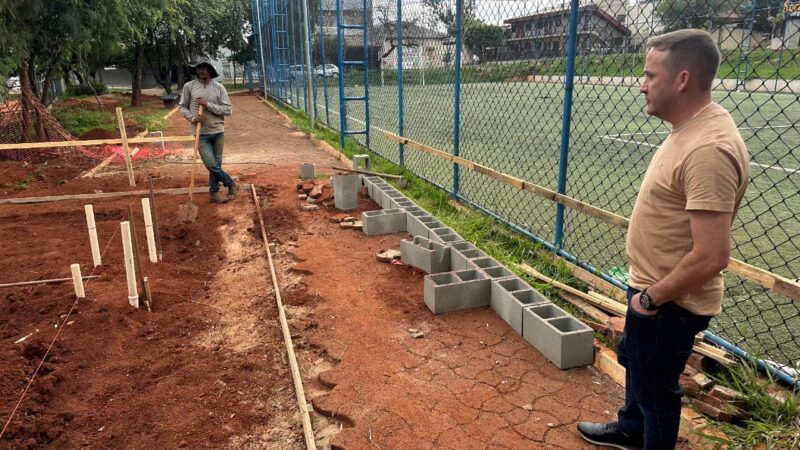 Vereador Léo da Padaria, presidente da Câmara de Americana, fiscaliza obras de banheiro público