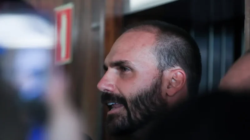 STF forma maioria para tornar Eduardo Bolsonaro réu no tarifaço