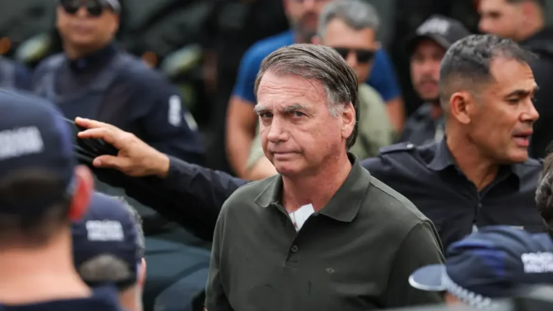 Defesa de Bolsonaro reitera pedido por cirurgia e prisão domiciliar