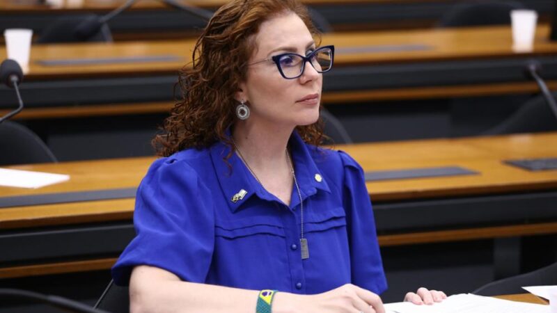 Carla Zambelli renuncia ao mandato para preservar direitos políticos e ampliar defesa