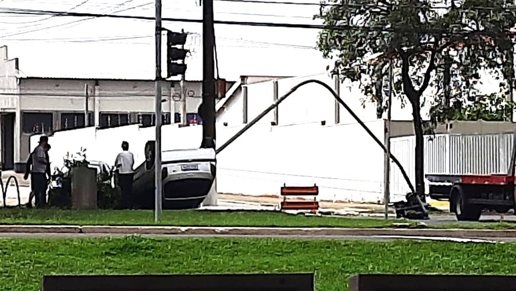 Celta-Orlando-De-Sante-1024x578 Celta colide com poste semafórico na Avenida Orlando Dei Santi em Americana