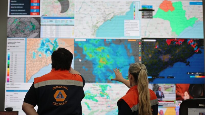 Frente fria avança e mantém chuva forte e risco elevado de transtornos em São Paulo até terça-feira (16)