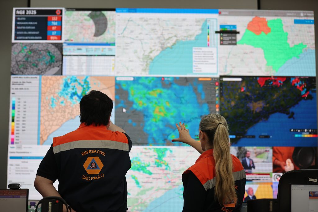 Defesa-civil Frente fria avança e mantém chuva forte e risco elevado de transtornos em São Paulo até terça-feira (16)