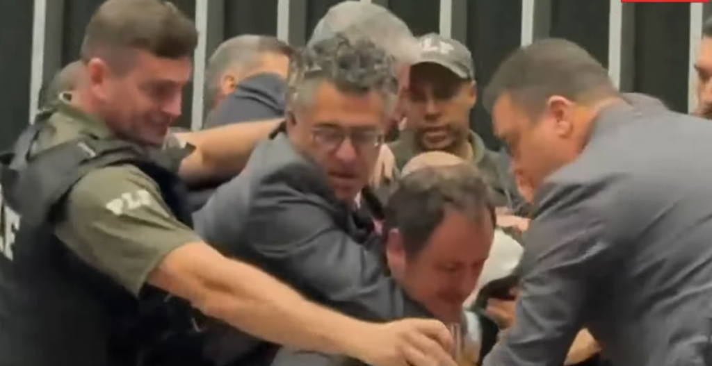 Gluaber-retirado-1024x527 Glauber Braga ( PSOL) ocupa cadeira da presidência da Câmara em protesto contra pedido de cassação