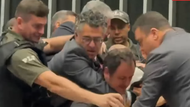 Glauber Braga ( PSOL) ocupa cadeira da presidência da Câmara em protesto contra pedido de cassação