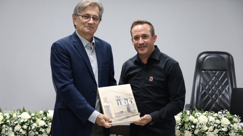 Livro Comemorativo Celebra 100 Anos da Câmara Municipal de Americana