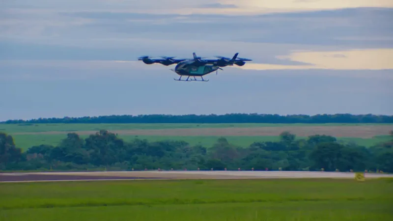 Eve, da Embraer, faz primeiro voo do protótipo de “carro voador”
