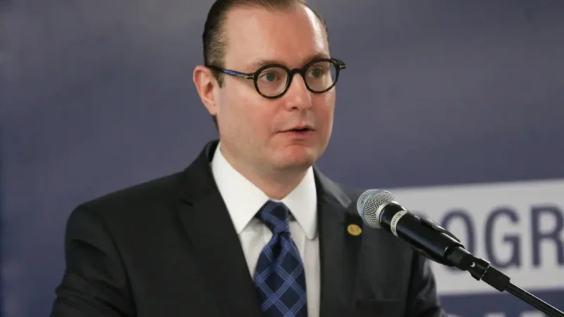 Zanin autoriza empresária a ficar em silêncio na CPMI do INSS