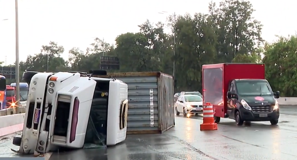 Caminhao-tombado-1024x552 URGENTE: Caminhão com carga perigosa tomba e interdita Marginal Pinheiros