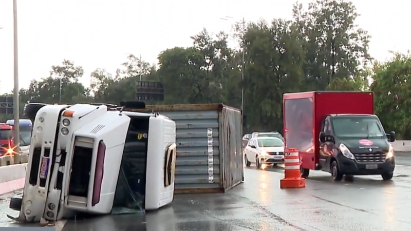 URGENTE: Caminhão com carga perigosa tomba e interdita Marginal Pinheiros
