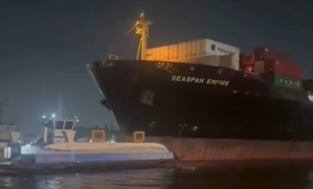 Screenshot_20260217_055510_Gallery-scaled-e1771321644578-1024x620 ​Navio cargueiro colide com balsas e causa pânico na travessia Santos-Guarujá