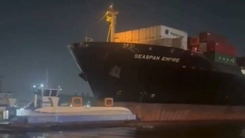 ​Navio cargueiro colide com balsas e causa pânico na travessia Santos-Guarujá