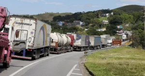 101026856-pa-2031-10-2022-20manifesta-c3-a7-c3-b5es-20de-20pequenos-20grupos-20de-20caminhoneiros-20interditam-20trechos-20de-20rodo-300x158 Vai Vendo Brasil Portal de Notícias