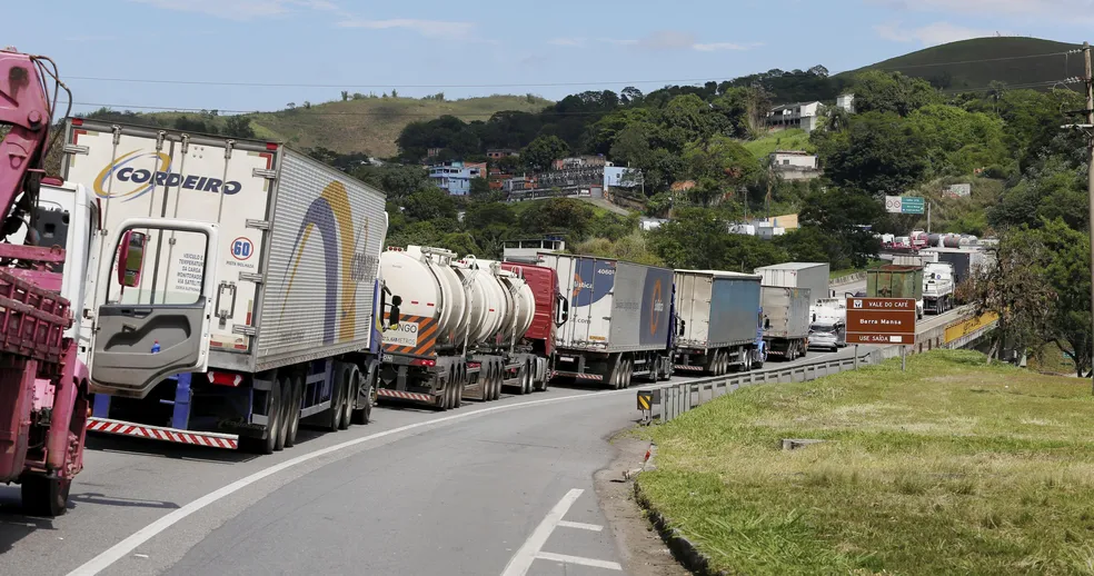 101026856-pa-2031-10-2022-20manifesta-c3-a7-c3-b5es-20de-20pequenos-20grupos-20de-20caminhoneiros-20interditam-20trechos-20de-20rodo Caminhoneiros Recuam sobre greve após Medida Provisória que beneficia a categoria