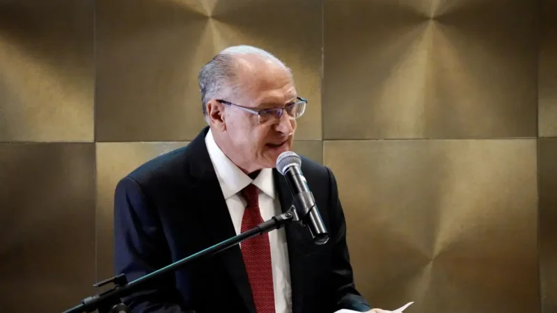 Alckmin deixará ministério em abril, mas seguirá como vice