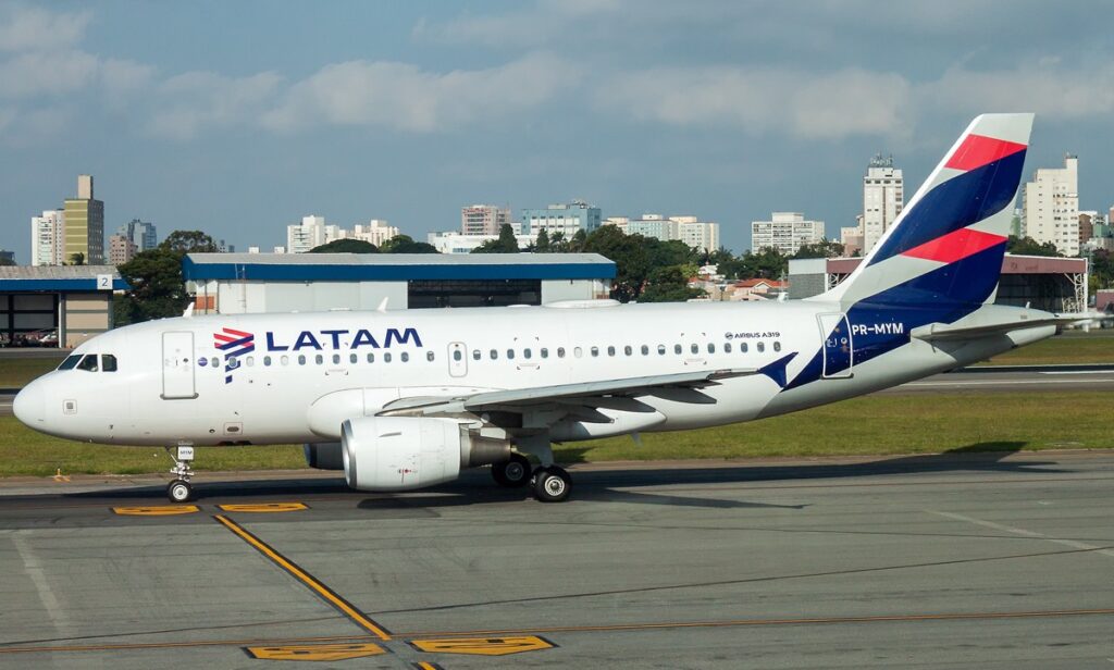 Latam-A319-1024x616 Cancelamento de voo da LATAM com ministros do STF foi medida preventiva, não atentado
