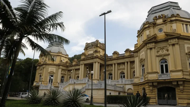 Renúncia de Claudio Castro abre disputa política no Rio de Janeiro