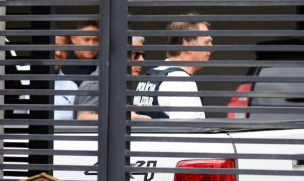 bolsonaro-1-1024x611 Bolsonaro deixa hospital e inicia prisão domiciliar em Brasília