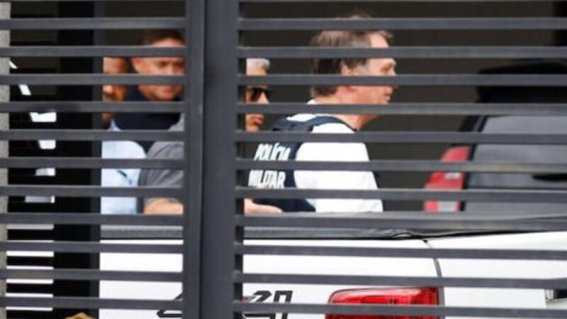 Bolsonaro passa por cirurgia no ombro e segue em recuperação estável