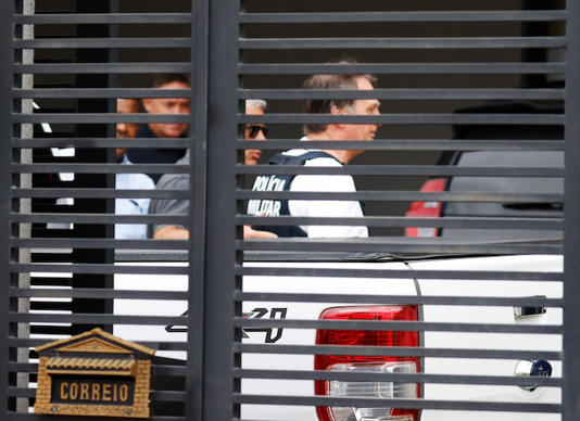 Bolsonaro deixa hospital e inicia prisão domiciliar em Brasília