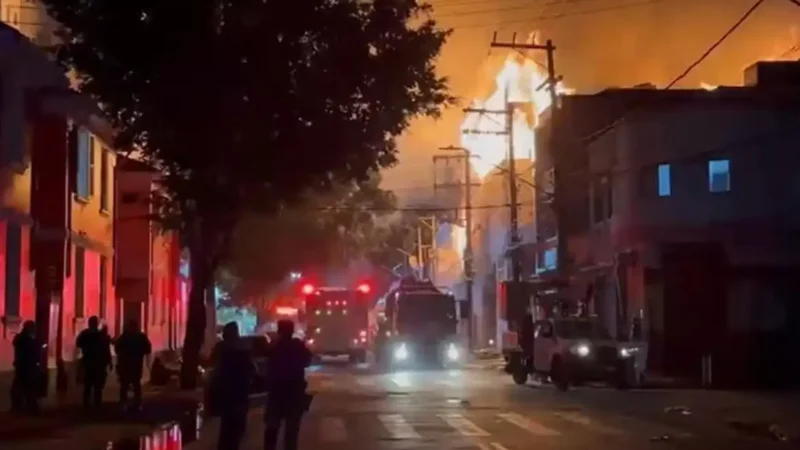 Incêndio de grandes proporções atinge fábrica no Brás, em São Paulo
