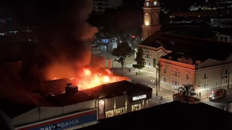 Incêndio de grandes proporções atinge unidade das Casas Bahia em Santa Bárbara d’Oeste