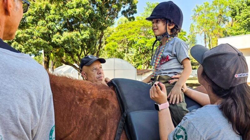 Famílias relatam avanços de crianças atendidas pela Equoterapia em Santa Bárbara