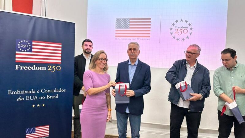 Prefeito de Americana abre exposição fotográfica em celebração aos 250 anos de independência dos EUA