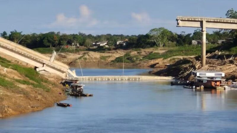 Ponte de R$ 36 milhões desaba no Acre e deixa quatro feridos