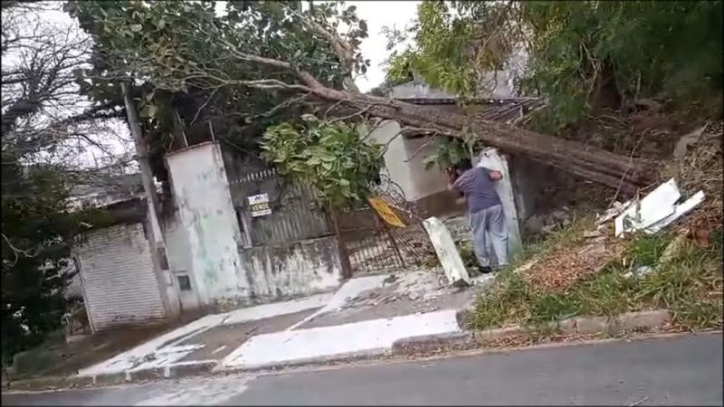 Frente fria provoca rajadas de vento de até 112 km/h e causa estragos em São Paulo e no litoral