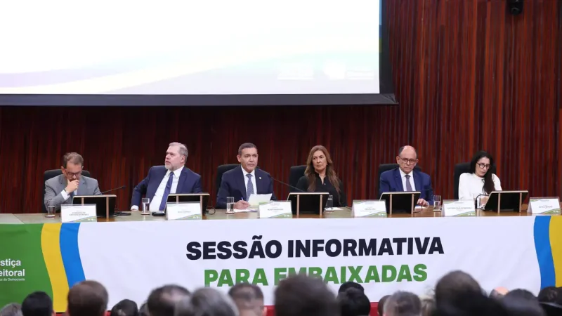 Presidente do TSE defende urna eletrônica em reunião com embaixadores